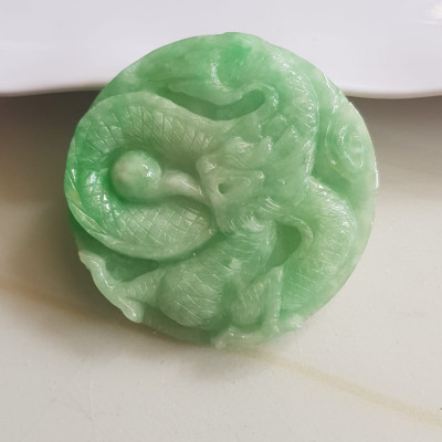 Mặt dây chuyền Nam to trạm rồng lượn nổi nhả ngọc đá ngọc cẩm thạch tự nhiên Size tròn to đường kính 53mm x dầy 6mm Màu xanh Ngọc Tươi bóng đẹp lắm luôn nam bọc vàng đeo với dây chuyền của mình thiệt đẹp lắm luôn nha ạ