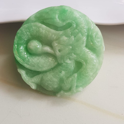 Mặt dây chuyền Nam to trạm rồng lượn nổi nhả ngọc đá ngọc cẩm thạch tự nhiên Size tròn to đường kính 53mm x dầy 6mm Màu xanh Ngọc Tươi bóng đẹp lắm luôn nam bọc vàng đeo với dây chuyền của mình thiệt đẹp lắm luôn nha ạ