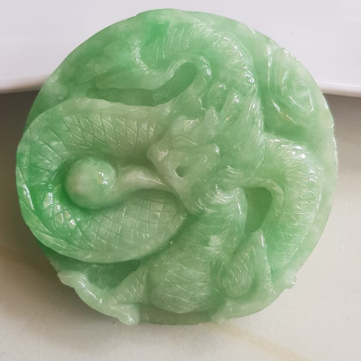 Mặt dây chuyền Nam to trạm rồng lượn nổi nhả ngọc đá ngọc cẩm thạch tự nhiên Size tròn to đường kính 53mm x dầy 6mm Màu xanh Ngọc Tươi bóng đẹp lắm luôn nam bọc vàng đeo với dây chuyền của mình thiệt đẹp lắm luôn nha ạ