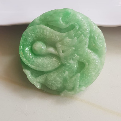 Mặt dây chuyền Nam to trạm rồng lượn nổi nhả ngọc đá ngọc cẩm thạch tự nhiên Size tròn to đường kính 53mm x dầy 6mm Màu xanh Ngọc Tươi bóng đẹp lắm luôn nam bọc vàng đeo với dây chuyền của mình thiệt đẹp lắm luôn nha ạ