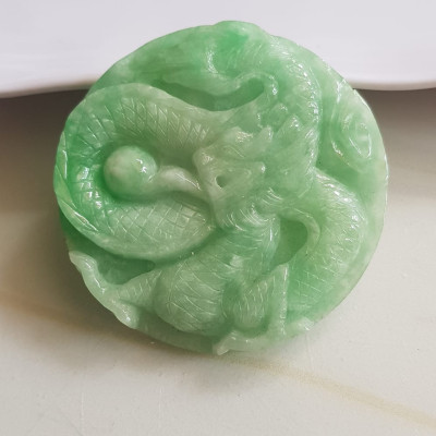 Mặt dây chuyền Nam to trạm rồng lượn nổi nhả ngọc đá ngọc cẩm thạch tự nhiên Size tròn to đường kính 53mm x dầy 6mm Màu xanh Ngọc Tươi bóng đẹp lắm luôn nam bọc vàng đeo với dây chuyền của mình thiệt đẹp lắm luôn nha ạ