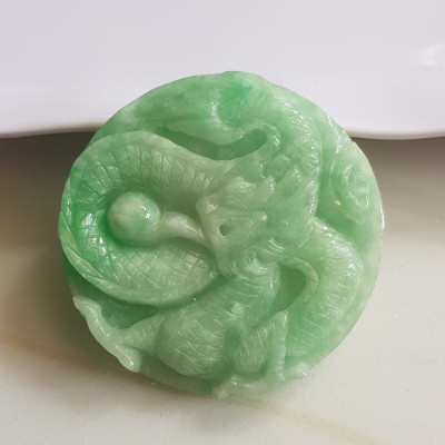 Mặt dây chuyền Nam to trạm rồng lượn nổi nhả ngọc đá ngọc cẩm thạch tự nhiên Size tròn to đường kính 53mm x dầy 6mm Màu xanh Ngọc Tươi bóng đẹp lắm luôn nam bọc vàng đeo với dây chuyền của mình thiệt đẹp lắm luôn nha ạ