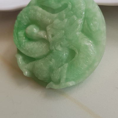 Mặt dây chuyền Nam to trạm rồng lượn nổi nhả ngọc đá ngọc cẩm thạch tự nhiên Size tròn to đường kính 53mm x dầy 6mm Màu xanh Ngọc Tươi bóng đẹp lắm luôn nam bọc vàng đeo với dây chuyền của mình thiệt đẹp lắm luôn nha ạ