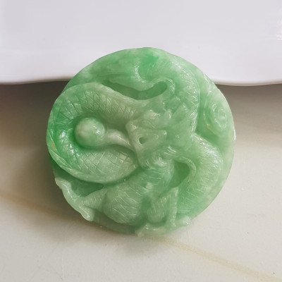 Mặt dây chuyền Nam to trạm rồng lượn nổi nhả ngọc đá ngọc cẩm thạch tự nhiên Size tròn to đường kính 53mm x dầy 6mm Màu xanh Ngọc Tươi bóng đẹp lắm luôn nam bọc vàng đeo với dây chuyền của mình thiệt đẹp lắm luôn nha ạ