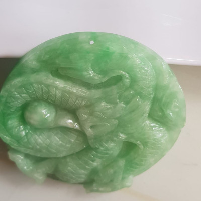 Mặt dây chuyền Nam to trạm rồng lượn nổi nhả ngọc đá ngọc cẩm thạch tự nhiên Size tròn to đường kính 53mm x dầy 6mm Màu xanh Ngọc Tươi bóng đẹp lắm luôn nam bọc vàng đeo với dây chuyền của mình thiệt đẹp lắm luôn nha ạ