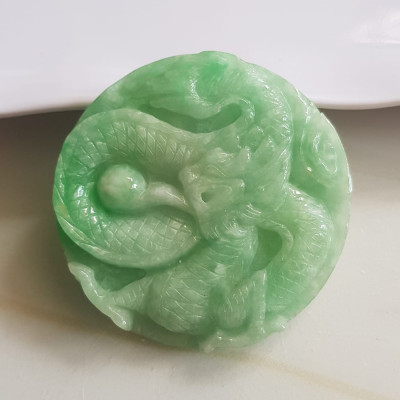 Mặt dây chuyền Nam to trạm rồng lượn nổi nhả ngọc đá ngọc cẩm thạch tự nhiên Size tròn to đường kính 53mm x dầy 6mm Màu xanh Ngọc Tươi bóng đẹp lắm luôn nam bọc vàng đeo với dây chuyền của mình thiệt đẹp lắm luôn nha ạ