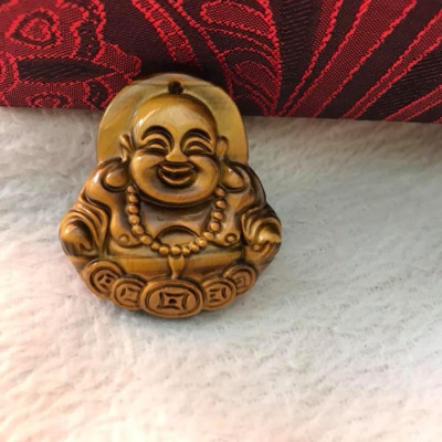 MẶT DÂY CHUYỀN PHẬT DI LẶC VUI ĐẦY TIỀN ĐÁ MẮT HỔ TỰ NHIÊN VÀNG NÂU  SIZE CAO 37MM X NGANG 34MM X SÂU 7MM  HỢP MỆNH KIM THỔ THỦY