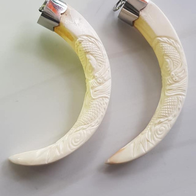 Mặt dây chuyền Nam Nanh Chạm Rồng Giả Ngà hay gọi Xương mỹ nghệ màu trắng Mặt dây chạm hình rồng đã bọc khoen inox Nam đeo với sợi dây chuyền của mình đẹp ạ