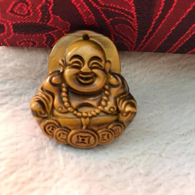 MẶT DÂY CHUYỀN PHẬT DI LẶC VUI ĐẦY TIỀN ĐÁ MẮT HỔ TỰ NHIÊN VÀNG NÂU  SIZE CAO 37MM X NGANG 34MM X SÂU 7MM  HỢP MỆNH KIM THỔ THỦY