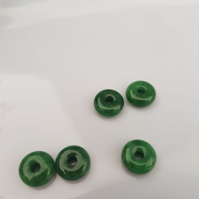 Bộ 5 đồng tiền đá cẩm thạch tự nhiên xanh ngọc đậm đều đẹp Nữ Phối vòng tay,mặt dây chuyền vàng đeo cực kỳ xinh xắn ạ Size hạt 9mm x dầy 3,8mm x lỗ ở giữa đk 2mm mệnh Thủy Mộc Hỏa ạ