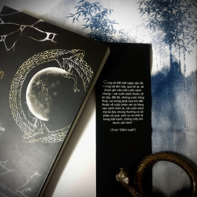 Cơn mưa bên hồ nước bí mật - Bản có chữ kí tác giả