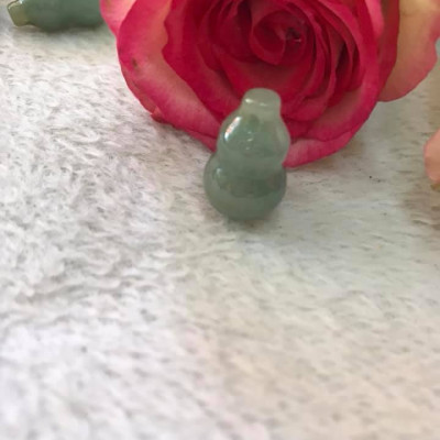 Mặt dây chuyền hồ lô hút tài  Chất liệu 100% đá cẩm thạch tự nhiên  Màu xanh nhẹ bóng đẹp size dài 18mm x ngang 13mm  về bọc lên làm mặt dây chuyền đeo đẹp tốt ạ