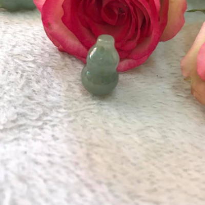 Mặt dây chuyền hồ lô hút tài  Chất liệu 100% đá cẩm thạch tự nhiên  Màu xanh nhẹ bóng đẹp size dài 18mm x ngang 13mm  về bọc lên làm mặt dây chuyền đeo đẹp tốt ạ