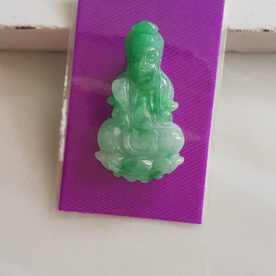 Mặt dây chuyền Phật Quan Âm Ngồi tay cầm bình nước cam lộ đá ngọc cẩm thạch tự nhiên đẹp Nữ size nhỏ Cao 36mm x N 20mm x S5mm Màu xanh ngọc trắng lý nhẹ nhàng đều bóng các Chị bọc vàng đeo đẹp ạ