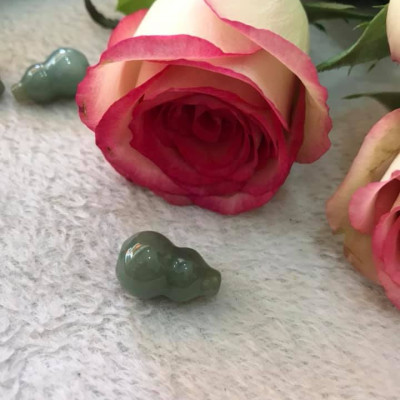 Mặt dây chuyền hồ lô hút tài  Chất liệu 100% đá cẩm thạch tự nhiên  Màu xanh nhẹ bóng đẹp size dài 18mm x ngang 13mm  về bọc lên làm mặt dây chuyền đeo đẹp tốt ạ