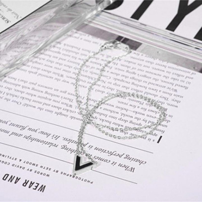 Dây chuyền nữ titan thời trang cao cấp mặt chữ V nền đen thép không gỉ trangsucpt 3 màu sắc DCNUT74