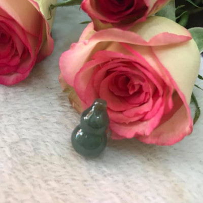 Mặt dây chuyền hồ lô hút tài  Chất liệu 100% đá cẩm thạch tự nhiên  Màu xanh nhẹ bóng đẹp size dài 18mm x ngang 13mm  về bọc lên làm mặt dây chuyền đeo đẹp tốt ạ