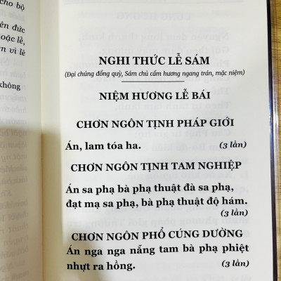 Kinh Từ Bi Thủy Sám Pháp ( Bìa cứng ép kim, bản đẹp giấy chống mõi mắt , khổ 24x16 - tặng bao sách)
