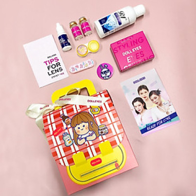 Box Back to school 2023 - Combo Kính áp tròng DOLL EYES, dung dịch ngâm & nhỏ mắt , Máy rửa lens & huy hiệu Doll Eyes