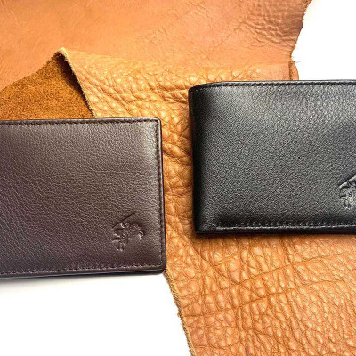 Bóp Nam Mini Nhỏ Gọn, Da Bò NAPA Mềm Mại - Vân Tự Nhiên, Thiết Kế Cổ Điển, Đơn Giản - Mỏng Nhẹ, Dáng Ngang - Gập 2, Đựng Tiền và Thẻ ATM Tiện Dụng - Hàng Chính Hãng SAIGIO