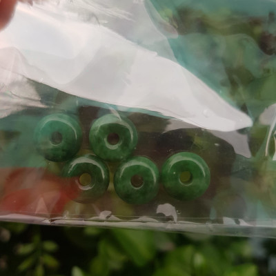 Bộ 5 đồng tiền đá cẩm thạch tự nhiên xanh ngọc đậm đều đẹp Nữ Phối vòng tay,mặt dây chuyền vàng đeo cực kỳ xinh xắn ạ Size hạt 9mm x dầy 3,8mm x lỗ ở giữa đk 2mm mệnh Thủy Mộc Hỏa ạ