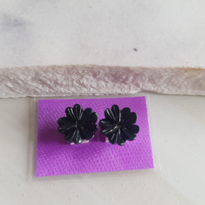 1 Đôi bông tai Kiểu Mới lạ đẹp Bông Hoa Mai Trái Tim 5 cánh Màu Đen Đá Ngọc cẩm thạch tự nhiên đen bóng đẹp hợp Nữ mệnh Thủy mệnh Mộc ạ Size 9mm x dầy 2,5mm Nữ bọc vàng đeo rất đẹp sang ạ