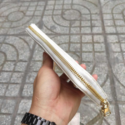 Cầm tay nam nữ thiết kế 1 Khóa nhỏ gọn Tiện dụng. Da bụng cá sấu Trắng bạch tạng!