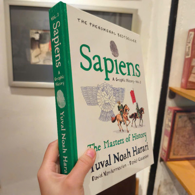 Sách - Sapiens A Graphic History, Volume 3: The Masters of History (SAPIENS: A GRAPHIC HISTORY, 3) by Yuval Noah Harari