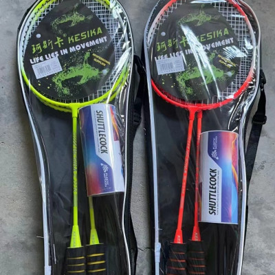 Set 2 vợt  đánh cầu lông hợp kim nhôm kèm túi , tặng 3 quả cầu ,khung và cán được làm bằng chất liệu cao cấp siêu bền , tay cầm bằng gỗ lót bên ngoài nệm mút ,giúp cầm nắm vợt được chắc chắn