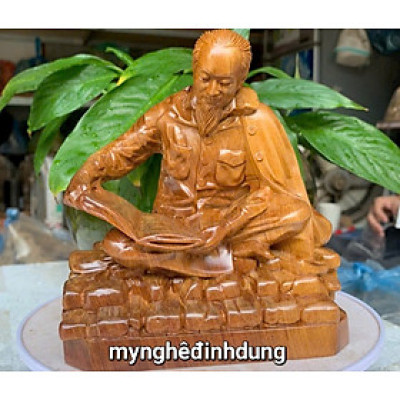 Tượng bác hồ đọc sách bằng gỗ bách xanh thơm nức kt cao 15x14x9cm 
