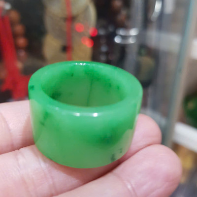 Nhẫn Càn Long Nam Xanh Ngọc Đẹp Ni TO 23mm x bản vuông cao 17mm x dầy 3mm Chất liệu Đá Cẩm Thạch Tự nhiên màu Xanh lá Hy Vọng Tươi quá đẹp chuẩn Hợp Nam mệnh Mộc Mệnh Hỏa đeo Ni 23mm lọt lòng ngón giữa ngón cái ạ
