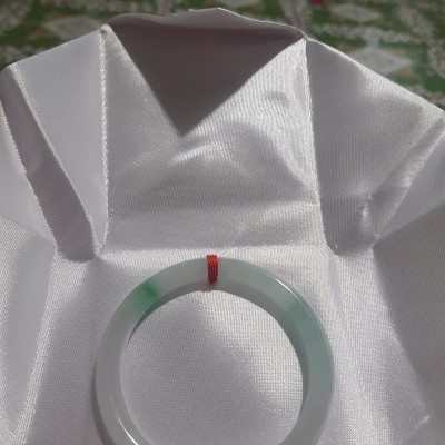 Vòng cẩm thạch tự nhiên Lý A 51mm x 7mm Màu Trắng Bóng 2 điểm xanh lý nhẹ đẹp sang Nữ Mệnh Kim mệnh Thủy 50kg - 57kg ạ