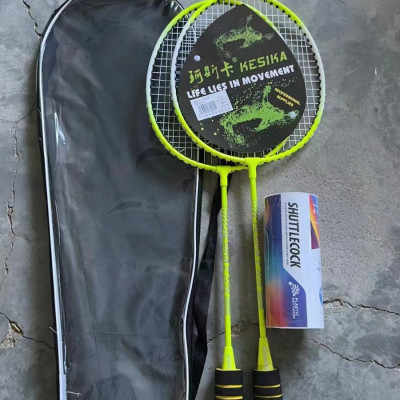 Set 2 vợt  đánh cầu lông hợp kim nhôm kèm túi , tặng 3 quả cầu ,khung và cán được làm bằng chất liệu cao cấp siêu bền , tay cầm bằng gỗ lót bên ngoài nệm mút ,giúp cầm nắm vợt được chắc chắn