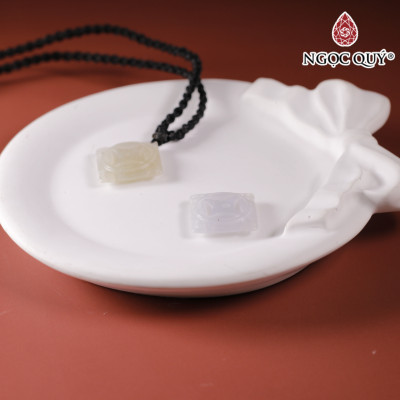 Mặt dây chuyền khắc kim tiền cẩm thạch type A 15x15mm mệnh hỏa mộc - Ngọc Quý Gemstones