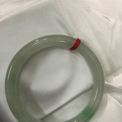 VÒNG CẨM THẠCH TỰ NHIÊN TRLÝ N54 MÀU TRẮNG CẨM THẠCH 1 XÍU XÍU XANH LÁ NHẸ ĐÚNG ĐẸP BÓNG MƯỚT NỮ 52kg Đến 58kg 