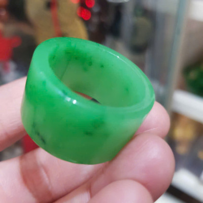Nhẫn Càn Long Nam Xanh Ngọc Đẹp Ni TO 23mm x bản vuông cao 17mm x dầy 3mm Chất liệu Đá Cẩm Thạch Tự nhiên màu Xanh lá Hy Vọng Tươi quá đẹp chuẩn Hợp Nam mệnh Mộc Mệnh Hỏa đeo Ni 23mm lọt lòng ngón giữa ngón cái ạ