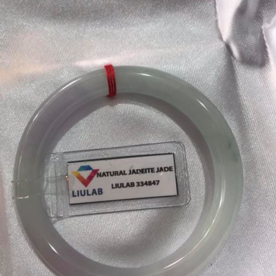 VÒNG CẨM THẠCH TỰ NHIÊN TRẮNG TÍM SỊN 50mm x Dầy 8mm KÈM GIẤY KIỂM ĐỊNH LIULAB 334847  MÀU TRẮNG LAM TÍM NHẸ 1 BÊN ĐIỂM XANH NHẸ ĐẸP LẮM  NỮ 50Kg - 55kg ĐEO ĐẸP Ạ