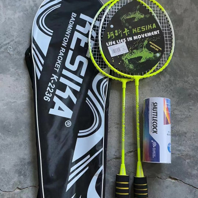 Set 2 vợt  đánh cầu lông hợp kim nhôm kèm túi , tặng 3 quả cầu ,khung và cán được làm bằng chất liệu cao cấp siêu bền , tay cầm bằng gỗ lót bên ngoài nệm mút ,giúp cầm nắm vợt được chắc chắn