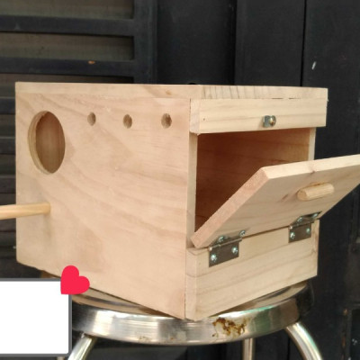 1 TỔ ĐẺ DÀNH CHO COCKATEIL, NGỰC HỒNG, GREENCHECK (GỖ THÔNG NGUYÊN KHỐI CAO CẤP)