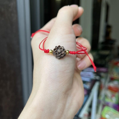Vòng Tay Hoa Sen Trầm Hương kết dây chỉ đỏ may mắn, bình an