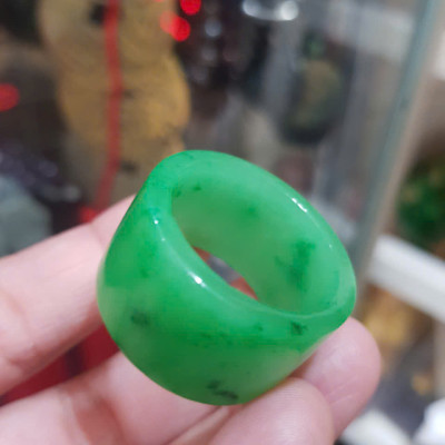 Nhẫn Càn Long Nam Xanh Ngọc Đẹp Ni TO 23mm x bản vuông cao 17mm x dầy 3mm Chất liệu Đá Cẩm Thạch Tự nhiên màu Xanh lá Hy Vọng Tươi quá đẹp chuẩn Hợp Nam mệnh Mộc Mệnh Hỏa đeo Ni 23mm lọt lòng ngón giữa ngón cái ạ