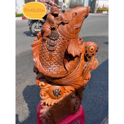 Tượng gỗ mỹ nghệ cá chép to vẫy đuôi trên cây như ý tài có chữ Lộc cõng chú tiểu nắm giữ đồng tiền tam phúc Gỗ cẩm vàng đẹp Size Cao 70cm x Ngang 45cm x Sâu 25cm Anh Chị trưng phòng khách đẹp sang Cá Chép tượng trưng cho tiền tài lộc vào ạ