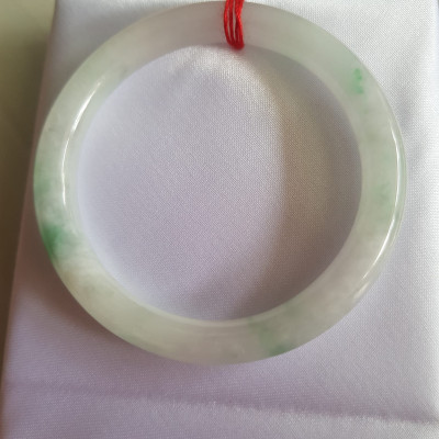 Vòng đeo tay Nữ đá cẩm thạch tự nhiên T Lý Size 49mm x cọng 7mm Màu trắng sáng bóng xanh lý 3 chỗ đều quanh vòng rất đẹp Nữ cân Nặng 40kg-49kg đeo đẹp ạ