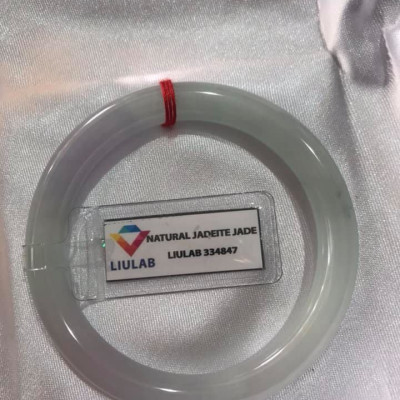 VÒNG CẨM THẠCH TỰ NHIÊN TRẮNG TÍM SỊN 50mm x Dầy 8mm KÈM GIẤY KIỂM ĐỊNH LIULAB 334847  MÀU TRẮNG LAM TÍM NHẸ 1 BÊN ĐIỂM XANH NHẸ ĐẸP LẮM  NỮ 50Kg - 55kg ĐEO ĐẸP Ạ