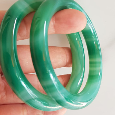 Vòng tay đá mã não xanh vân sọc trắng nhẹ mới Ni 53mm x cọng 9mm Vòng màu xanh ngọc đậm đều vân sọc đẹp ạ Nữ 52kg - 58kg đeo mệnh Mộc hỏa thủy ạ