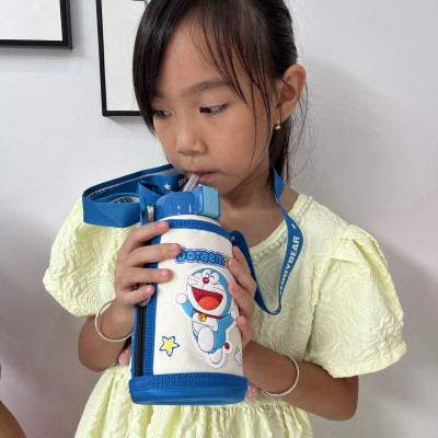 Bình giữ nhiệt cho Bé Doraemon xanh - Chính hãng 100% BeddyBear - Dung tích 600 ml - 2 Nắp thay thế - Inox 316 -bh 1 năm