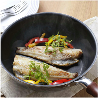 Chảo chống dính siêu nhẹ đáy từ Shimomura, cấu tạo 2 lớp kép (độ dày đáy 2,6 mm) -nội địa Nhật Bản 