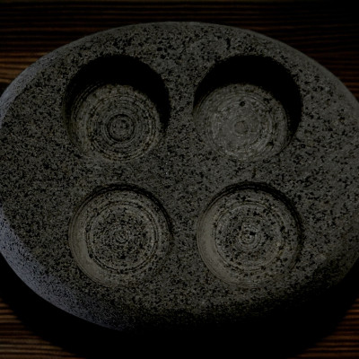 Khay đá đựng khăn nén 4 lỗ (gồm 2 lỗ đựng khăn & 2 lỗ đựng nước) sử dụng cho 2 khách. Được sử dụng trong nhà hàng sushi