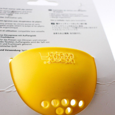 Dụng cụ vắt chanh, vắt trái cây lược hạt Joseph Joseph Catcher - Anh Quốc