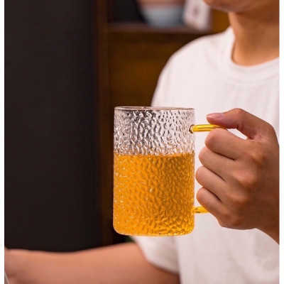 CỐC THỦY TINH UỐNG NƯỚC CAP CẤP VÂN DẬP NỔI QUAI VÀNG 300ML -  VD102 ( GIAO NGẪU NHIÊN )